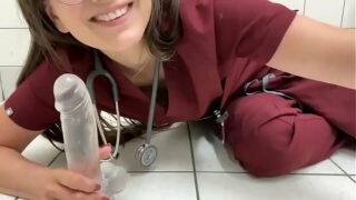 Enfermeira De Plantão Se Masturbando Na Madrugada